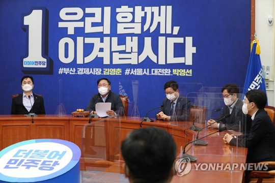 (서울=연합뉴스) 더불어민주당 김태년 당 대표 직무대행이 28일 서울 여의도 국회에서 열린 최고위원회의에서 국민의힘 오세훈 서울시장 후보 사퇴를 촉구하고 있다. 2021.3.28
