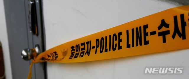 [청주=뉴시스] 28일 오전 8시56분께 청주시 흥덕구 한 아파트에서 남편 A(40)씨와 부인 B(40)씨, 4세와 6세된 자녀 2명이 숨진 채 발견돼 경찰이 수사에 나섰다. 2021.03.28. *재판매 및 DB 금지