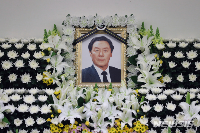 [서울=뉴시스]28일 서울 종로구 서울대병원 장례식장에 농심 창업주 고 신춘호 회장의 빈소가 마련돼 있다. 2021.03.28.