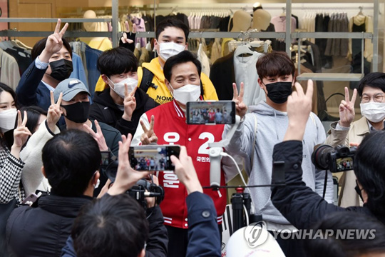 (서울=연합뉴스) 국민의힘 오세훈 서울시장 후보가 28일 오후 서울 강남구 압구정로 가로수길을 찾아 시민 등과 기념촬영을 하고 있다. 2021.3.28 [국회사진기자단]