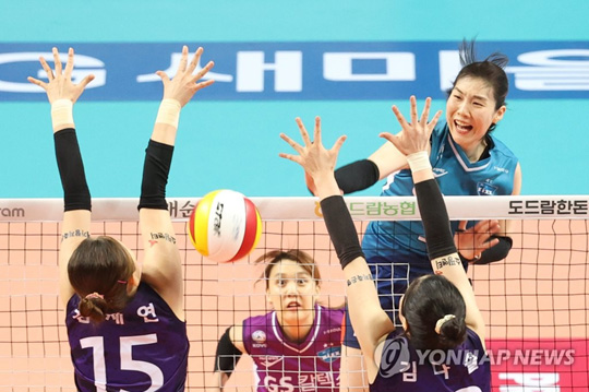 (서울=연합뉴스) 28일 오후 서울 중구 장충체육관에서 열린 2020-2021 여자 프로배구 V리그 챔피언결정전 2차전 GS칼텍스 Kixx배구단과 흥국생명 핑크스파이더스의 경기. GS칼텍스 이소영이 공격하고 있다. 2021.3.28