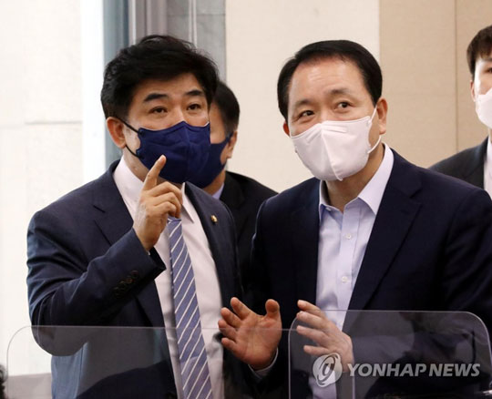 (서울=연합뉴스) 하사헌 기자 = 31일 오후 서울 여의도 국회에서 이해충돌방지법 심사를 위해 열린 정무위원회 법안심사제2소위원회에서 국민의힘 소속인 성일종 소위원장(오른쪽)과 김병욱 정무위 민주당 간사가 대화하고 있다. 2021.3.31