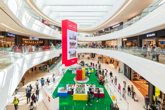 <코로나19 충격, 新산업& 新인재로 돌파한다>‘쇼핑+엔터+구독’ 신개념 유통거점 구축… 리테일 ‘DT 솔루션’ 승부수