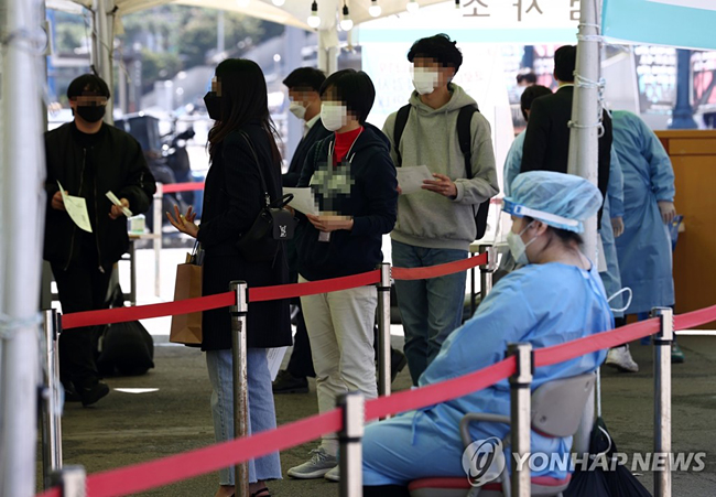 (서울=연합뉴스) 윤동진 기자 = 국내 신종 코로나바이러스 감염증(코로나19) 신규 확진자 수가 또다시 500명 선을 넘은 31일 서울역 광장에 설치된 신종 코로나바이러스 감염증(코로나19) 임시 선별검사소에서 시민들이 검사를 기다리고 있다. 2021.3.31