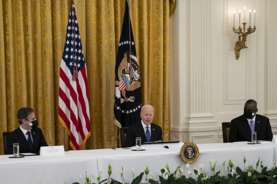 조 바이든(가운데) 미국 대통령이 취임 이후 처음으로 1일 백악관 이스트룸에서 각료회의를 주재하고 있다. 바이든 대통령 왼쪽에는 토니 블링컨 국무장관, 오른쪽에는 로이드 오스틴 국방장관이 앉아 있다.  AP 연합뉴스