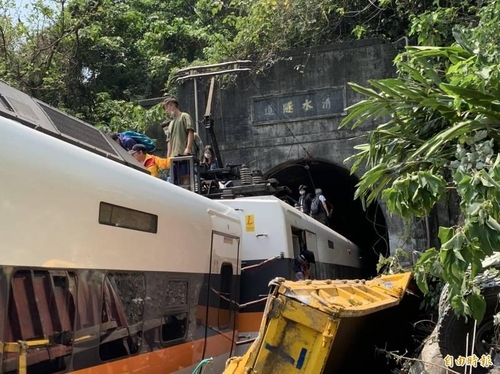 2일 대만에서 열차가 터널을 통과하다 탈선한 모습. [대만 자유시보 사진. 재판매 및 배포 금지]