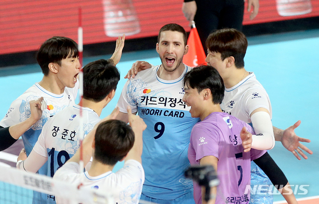 [서울=뉴시스]16일 대전 충무실내체육관에서 열린 도드람 2020-2021V리그 우리카드와 삼성화재와의 경기에서 우리카드 알렉스가 동료선수들과 함께 환호하고 있다. (사진=우리카드 배구단 제공)  2021.01.16.
