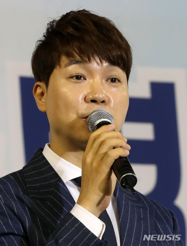 【서울=뉴시스】방송인 박수홍이 4일 오후 서울 송파구 잠실학생체육관에서 열린 2019년 서울특별시 기술교육원 합동 입학식에서 사회를 보고 있다. 2019.03.04.