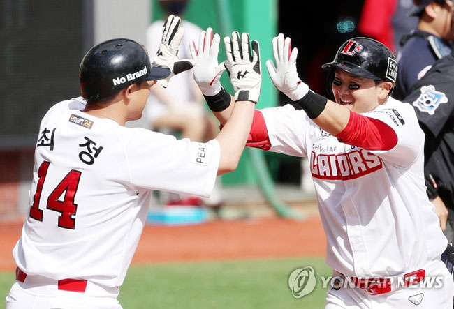 (인천=연합뉴스) 윤태현 기자 = 4일 인천 SSG랜더스필드에서 열린 프로야구 인천 SSG 랜더스와 부산 롯데 자이언츠의 경기. 4회말 SSG 공격 무사 1루 상황에서 SSG 최주환(오른쪽)이 우익수 뒤 홈런을 친 뒤 홈으로 들어와 동료 최정과 기쁨을 나누고 있다. 2021.4.4