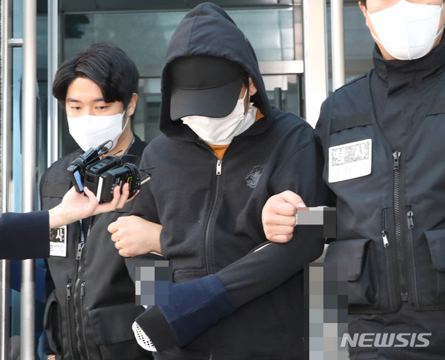 [서울=뉴시스]노원 세모녀 살인사건 20대 피의자가 지난 4일 오후 서울 도봉구 서울북부지법에서 구속 전 피의자 심문(영장실질심사)를 마친 뒤 호송차량으로 향하고 있다. 목과 왼손에는 보호대를 착용했다. 2021.04.04.