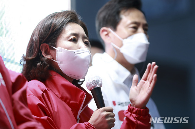 [서울=뉴시스]국회사진기자단 = 나경원 전 국민의힘 의원이 31일 오후 서울 동작구 총신대입구역 앞에서 열린 오세훈 서울시장 후보의 유세에 참석해 지지를 호소하고 있다. 2021.03.31.