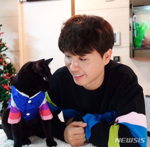 [서울=뉴시스]방송인 박수홍과 반려묘 다홍. (사진=박수홍 인스타그램 사진 캡처) 2021.03.29.