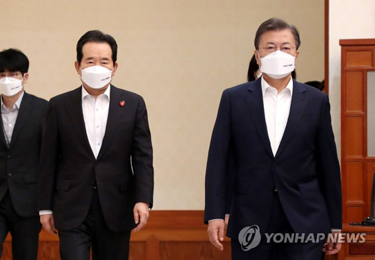 문재인 대통령이 지난 3월 29일 오후 청와대 본관에서 열린 제7차 공정사회 반부패정책협의회에 정세균 국무총리 등과 함께 참석하고 있다. [연합뉴스 자료사진]