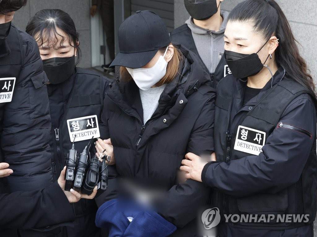 (구미=연합뉴스) 지난달 17일 오후 경북 구미경찰서에서 3세 여아 사망사건의 친모인 석모씨가 호송 차량으로 이동하고 있다. 경찰은 이날 석씨를 미성년자 약취 혐의 외에 시체유기 미수 혐의를 추가해 검찰에 송치했다. 2021.3.17