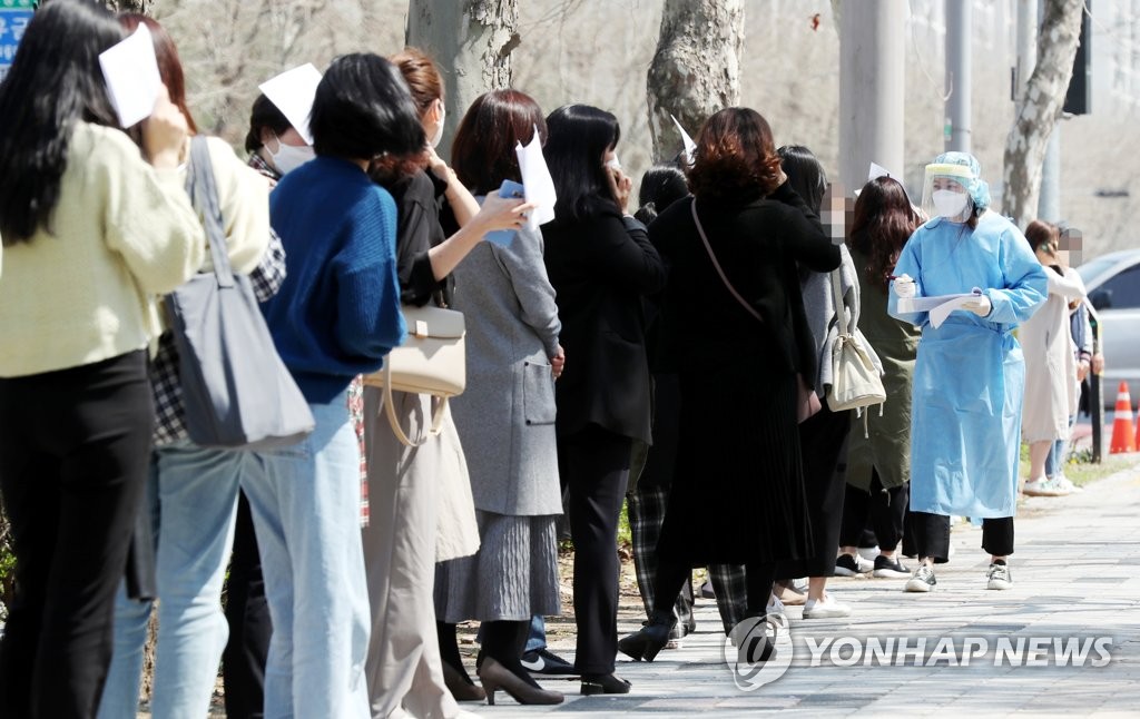(인천=연합뉴스) 인천 어린이집 관련 신종 코로나바이러스 감염증(코로나19) 확진자가 속출한 6일 오후 인천시 연수구 동춘근린공원에 마련된 임시 선별검사소에 보육교사들이 검체 검사를 받기 위해 줄지어 서 있다. 2021.4.6