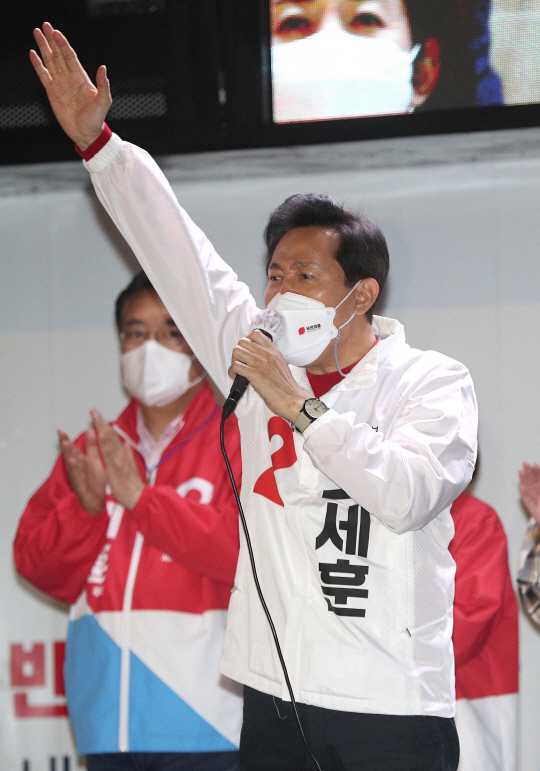 오세훈 국민의힘 서울시장 후보가 6일 서울 서대문구 현대백화점 앞에서 열린 집중유세에서 막판 지지를 호소하고 있다.  국회사진기자단