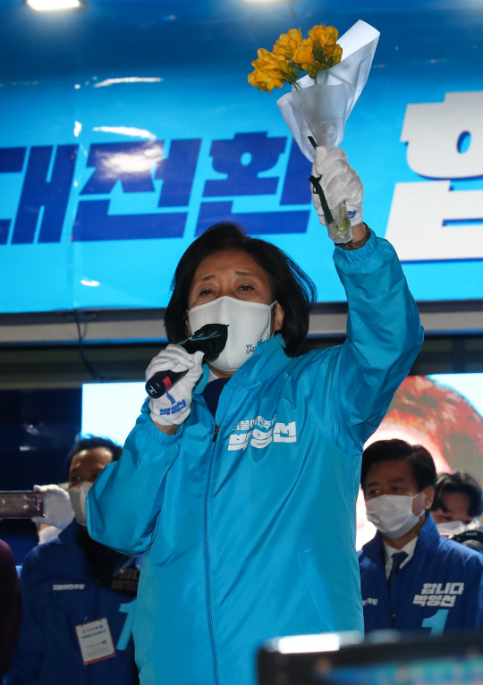 박영선 더불어민주당 서울시장 후보가 6일 서울 마포구 상상마당 인근에서 열린 집중유세에서 마지막 지지를 호소하고 있다.  국회사진기자단