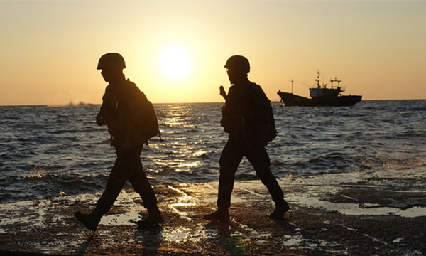 8군단 관할 동해안에서 경계근무 중인 장병들. 올연말 3군단에 통합돼 해체 예정이던 8군단 해체 시기가 2023년 이후로 연기된다. 연합뉴스