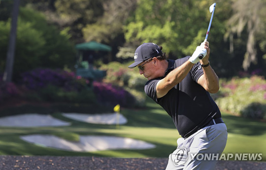 12번 홀에서 연습 라운드를 하는 미컬슨 [EPA=연합뉴스]