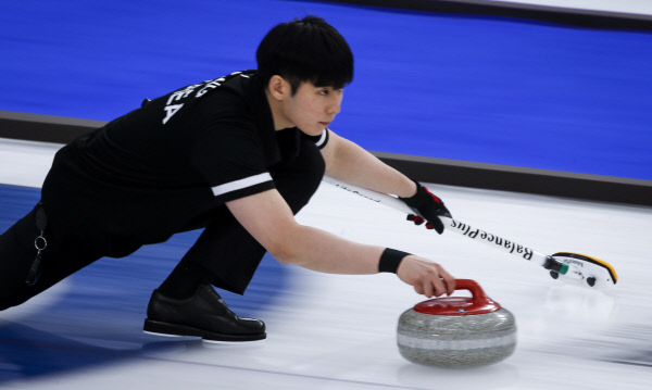 대표팀의 스킵 정영석이 7일 오전(한국시간) 캐나다 앨버타주 캘거리에서 열린 세계남자컬링선수권대회 예선에서 중국을 상대로 샷을 하고 있다. AP뉴시스