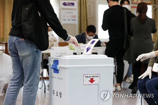 (서울=연합뉴스) 4.7 재ㆍ보궐선거일인 7일 오전 서울 동작구 사당종합사회복지관에 차려진 사당제4동 제4투표소에서 시민이 투표용지를 투표함에 넣고 있다. 2021.4.7