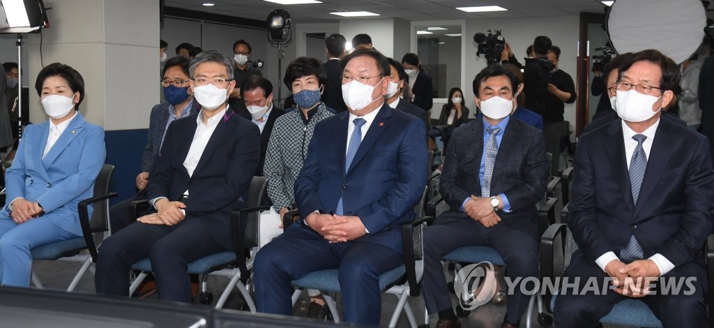 더불어민주당 김태년 당대표 직무대행이 7일 서울 여의도 중앙당사 개표상황실에서 방송3사(KBS,MBC,SBS) 공동 출구 조사 결과 국민의힘 오세훈 서울시장 후보가 더불어민주당 박영선 서울시장 후보를 앞서는 걸로 예측되자 굳은 표정을 짓고 있다 .