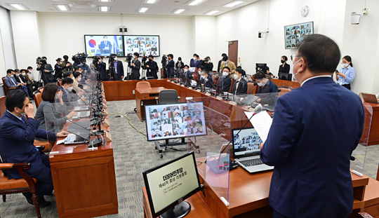 김태년(오른쪽) 더불어민주당 대표 직무대행 겸 원내대표가 8일 오전 국회 회의실에서 화상 의원총회를 주재하며 모두발언을 하고 있다.   국회사진기자단