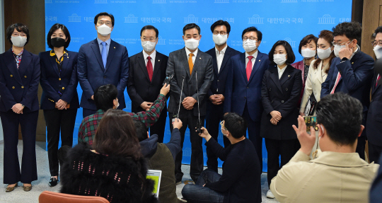 국민의힘 초선 의원들이 8일 오전 국회 소통관에서 이른바 ‘영남당’ 탈피를 위한 당 개혁을 요구하는 기자회견을 마친 뒤 취재진의 질문에 답하고 있다.  국회사진기자단