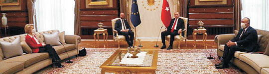 6일 우르줄라 폰데어라이엔(왼쪽 첫 번째) 유럽연합(EU) 집행위원장이 다른 두 정상과는 달리 소파에 앉아 레제프 타이이프 에르도안(세 번째) 터키 대통령과 회담하고 있다.  도이체벨레 홈페이지 캡처