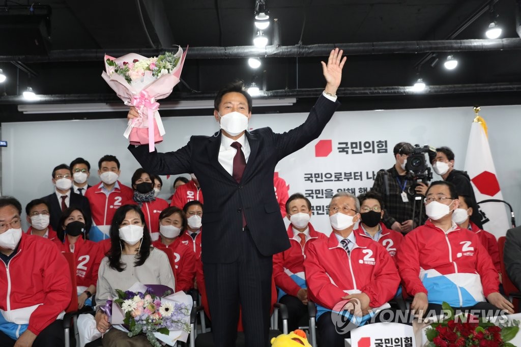 (서울=연합뉴스) 4ㆍ7 재보궐 선거에서 서울시장 당선이 확실해진 국민의힘 오세훈 후보가 8일 자정께 서울 여의도 당사 개표상황실에서 꽃다발을 받고 기뻐하고 있다. 2021.4.8
