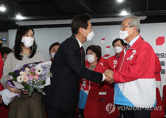 (서울=연합뉴스) 4ㆍ7 재보궐 선거에서 서울시장 당선이 확실해진 국민의힘 오세훈 후보(가운데)가 8일 자정께 서울 여의도 당사 개표상황실에서 김종인 비상대책위원장과 손을 맞잡고 있다. 2021.4.8