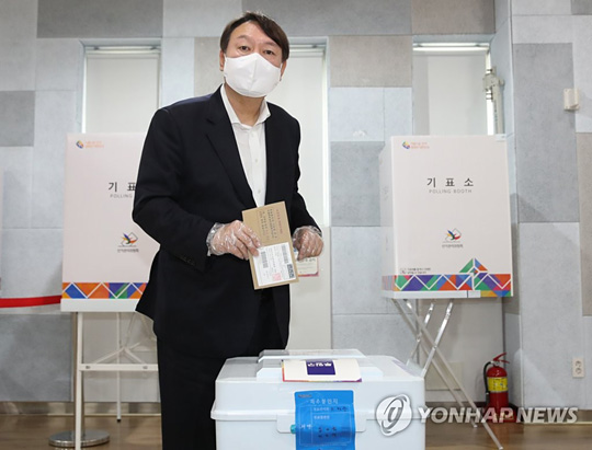 사전 투표하는 윤석열 전 검찰총장 [연합뉴스 자료사진]