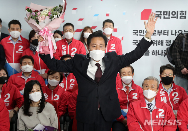 [서울=뉴시스]국회사진기자단 = 오세훈 국민의힘 서울시장 후보가 8일 새벽 서울 여의도 국민의힘 중앙당사에 마련된 개표상황실에서 당선이 확실해지자 두손을 들어 환호하고 있다. 2021.04.08.