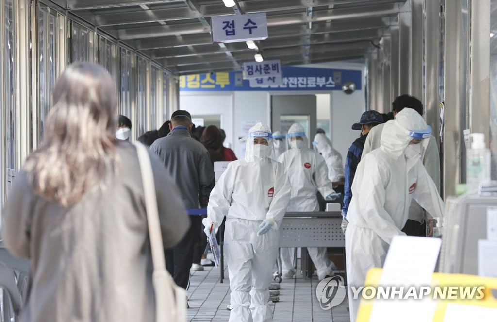 (서울=연합뉴스) 7일 오후 동대문구보건소 코로나19 임시선별검사소에서 시민들이 검사를 받기 위해 대기해 있다. 2021.4.7
