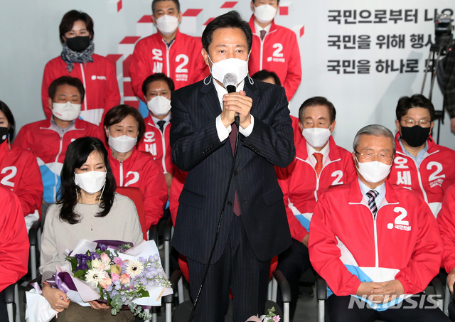 [서울=뉴시스]국회사진기자단 = 오세훈 국민의힘 서울시장 후보가 8일 새벽 서울 여의도 국민의힘 중앙당사에 마련된 개표상황실에서 당선이 확실해지자 당선 소감을 밝히고 있다. 2021.04.08.