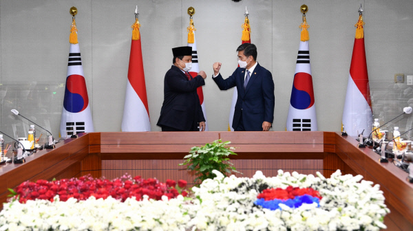 서욱(오른쪽) 국방부 장관과 프라보워 수비안토(왼쪽) 인도네시아 국방장관이 8일 서울 국방부 청사에서 국방장관회담을 하기 전 인사를 나누고 있다. 국방일보 제공