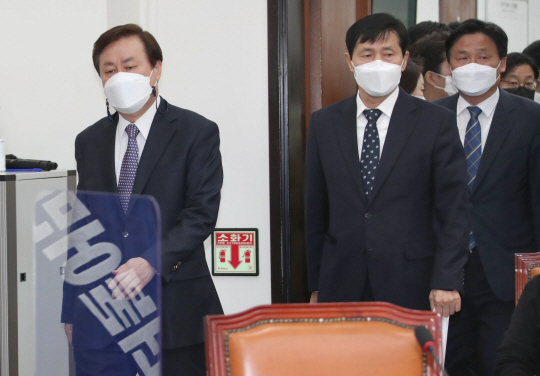 도종환(왼쪽) 더불어민주당 비상대책위원장과 위원들이 9일 국회에서 열린 첫 비대위 회의에 참석하고 있다.