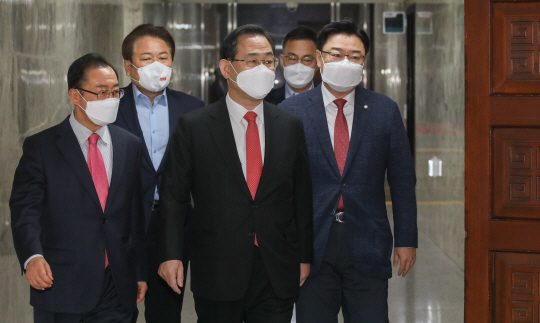 주호영(왼쪽 세 번째) 국민의힘 대표 권한대행 겸 원내대표가 9일 오전 국회에서 열린 원내대책회의에 참석하고 있다.  국회사진기자단