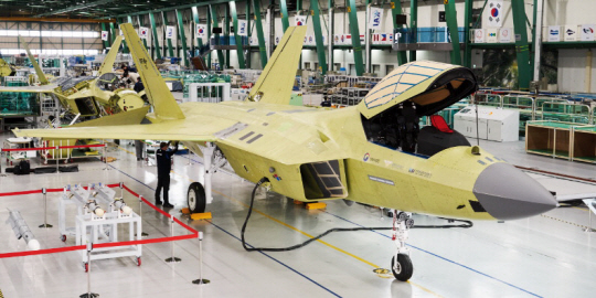 경남 사천 한국항공우주산업(KAI) 사천공장에서 KF-X 시제 1호기를 조립하는 모습. 기체 앞부분 레이돔(radome)에 칠해진 진회색 계열로 시제기가 도색돼 롤아웃 때 공개된다. 한국항공우주산업 제공