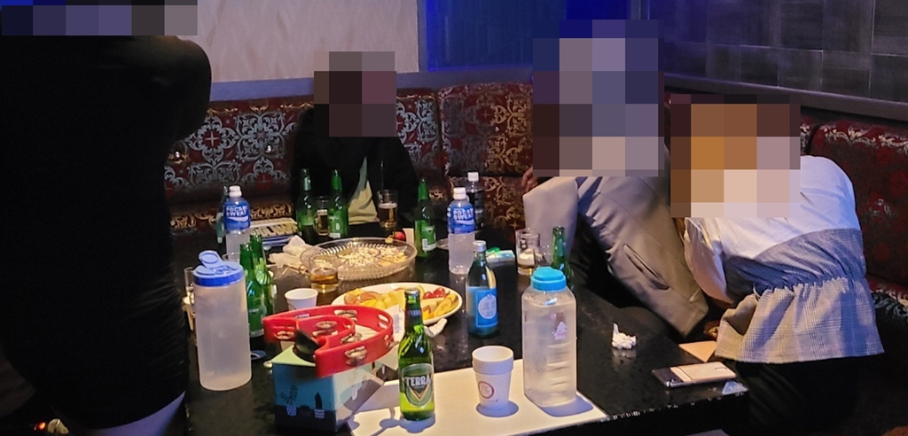 심야 영업하다 적발된 유흥주점 [전북도 제공. 재판매 및 DB 금지]