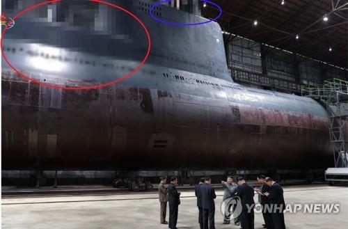 (서울=연합뉴스) 조선중앙TV는 김정은 국무위원장 시찰 장면이 담긴 사진을 공개하면서 잠수함에서 SLBM 발사관이 있을 것으로 추정되는 부분(붉은 원)과, 함교탑 위 레이더와 잠망경 등이 위치했을 것으로 추정되는 부분(파란 원)을 각각 모자이크 처리했다. 2019.7.23[국내에서만 사용가능. 재배포 금지. For Use Only in the Republic of Korea. No Redistribution]