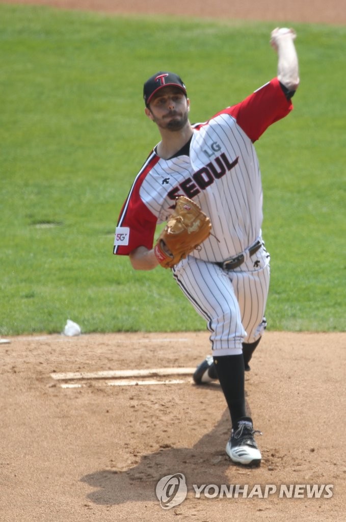 (서울=연합뉴스) 11일 잠실야구장 프로야구 SSG-LG 1회초. LG 선발 수아레즈가 투구하고 있다. 2021.4.11