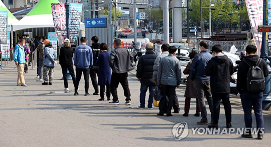 (서울=연합뉴스) 11일 오전 서울역 코로나19 임시선별검사소에서 시민들이 검사를 위해 줄을 서 있다. 2021.4.11