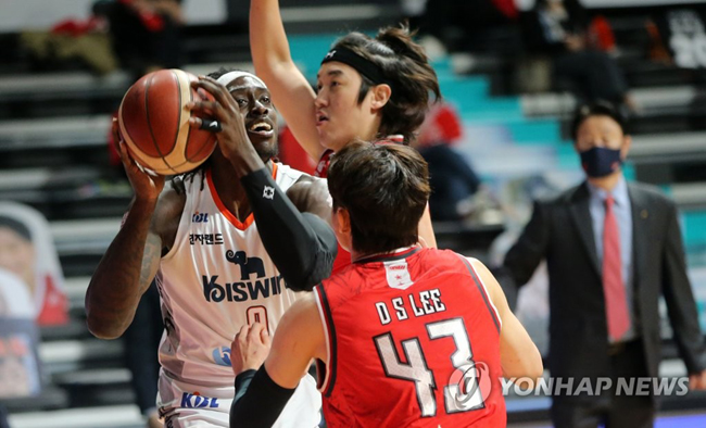 (고양=연합뉴스) 김병만 기자 = 12일 경기도 고양체육관에서 열린 프로농구 6강 플레이오프 2차전 고양 오리온- 인천 전자랜드 경기. 전자랜드 모트리가 슛을 시도하고 있다.2021.4.12