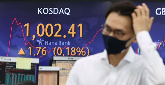 13일 오전 서울 중구 하나은행 본점 딜링룸 전광판에 코스닥 지수가 1002.41을 기록하고 있다. 전날 20년 7개월 만에 1000선을 다시 돌파한 코스닥은 이날 전장보다 0.35포인트(0.03%) 오른 1001.00에 개장했다.  연합뉴스
