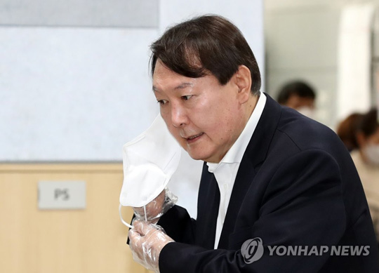 윤석열 전 검찰총장이 4·7 서울시장 보궐선거 사전투표 첫날인 지난 2일 서울 서대문구 남가좌1동 주민센터에 마련된 사전투표소에서 신분 확인을 위해 마스크를 내리고 있다. [연합뉴스 자료사진