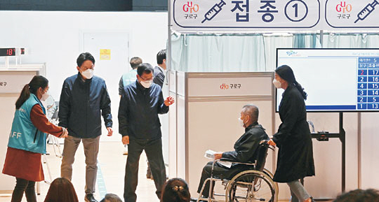 15일 오전 서울 구로구 관내 요양시설에 입원 중인 어르신들이 구로구민센터에 마련된 예방접종센터를 찾아 코로나19 예방을 위한 화이자 백신을 맞기 위해 휠체어로 이동하고 있다.