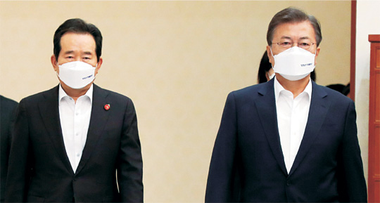 문재인 대통령이 정세균(왼쪽) 국무총리와 함께 지난달 29일 청와대에서 열린 ‘부동산 부패청산, 제7차 공정사회 반부패 정책협의회’에 참석하고 있다.  뉴시스