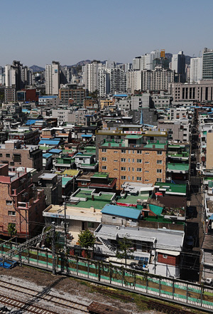 국토교통부는 14일 도심 공공주택 복합개발 사업 2차 선도사업 후보지로 강북구와 동대문구 사업지 13곳을 선정했다. 사진은 동대문구 후보지인 용두역·청량리역 역세권 전경. 연합뉴스