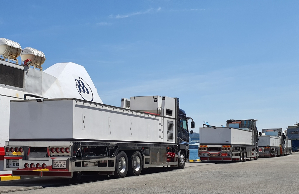 부산국제여객터미널에 대기 중인 일본 활어차[부산항만공사 제공. 재판매 및 DB 금지]